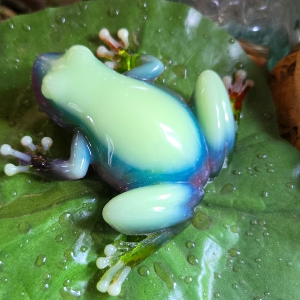 Lucky Tree Frog Hand Crafted - Picture 3 of 13